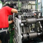 Opérateur de maintenance sur métier à tricoter